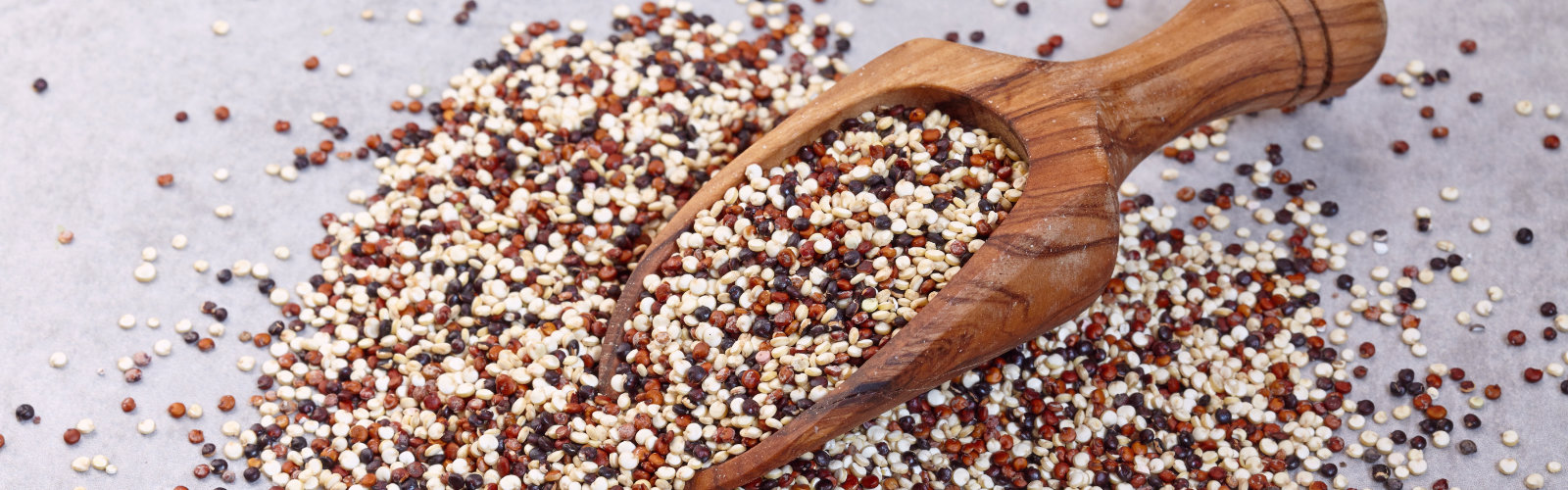 Roter, weisser und schwarzer Quinoa